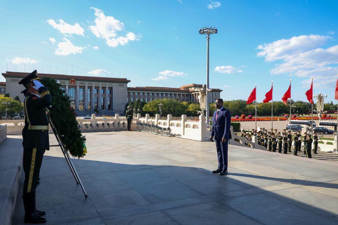 Faure Gnassingbé s'incline devant les Héros du peuple chinois 人民英雄 à Pékin 北京
